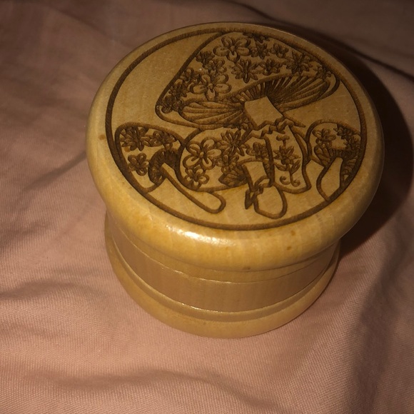 Mushroom Wood engraved flower herb grinder - Picture 1 of 3